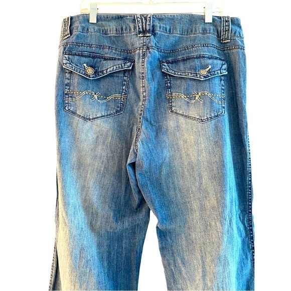 NWT Flare stretch faded light wash jeans by Avenue modern fit size 16
C - Picture 5 of 12